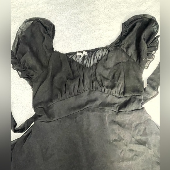 Medium Black Puffy Dress with Tie-Back Detail - Picture 3 of 5